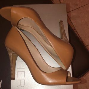 NWT MARC FISHER LIGHT BROWN LEATHER HEELS